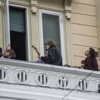 L'Italia che resiste contro il virus e canta la speranza: i video più belli