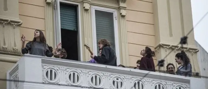 L'Italia che resiste contro il virus e canta la speranza: i video più belli