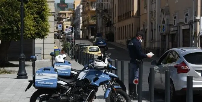 Sfugge in auto a controllo coronavirus, un uomo arrestato a Reggio Calabria