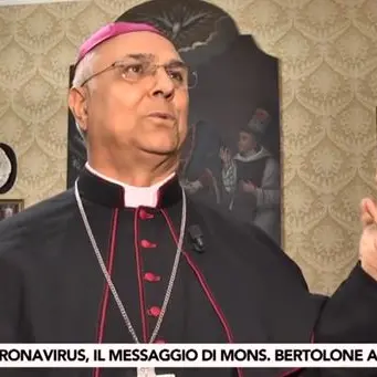 Prima domenica senza messe, il vescovo Bertolone: «Non perdete la fede»