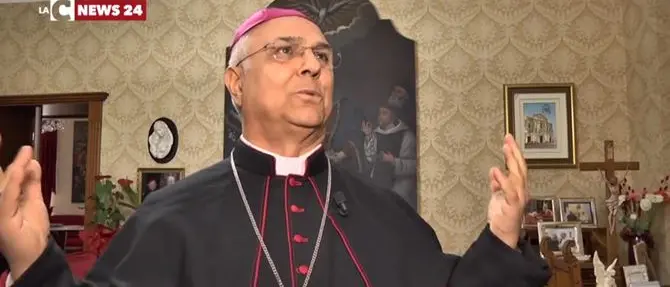 Prima domenica senza messe, il vescovo Bertolone: «Non perdete la fede»