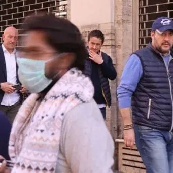 Coronavirus, Salvini passeggia a Roma con la fidanzata: scoppia la polemica