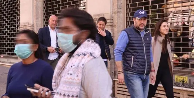 Coronavirus, Salvini passeggia a Roma con la fidanzata: scoppia la polemica