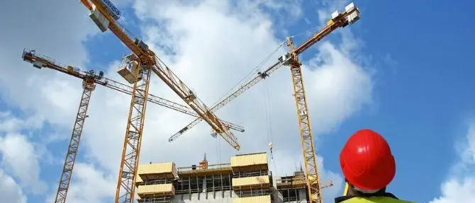 Catanzaro, l’appello del settore edile: «Stop ai lavori nei cantieri»