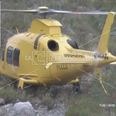 Bimbo prematuro nasce in elicottero: trasferito all'ospedale di Cosenza