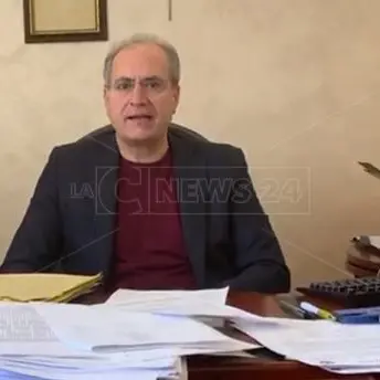 Lamezia, Comune rivela il nome di un contagiato: «Errore di un dipendente»