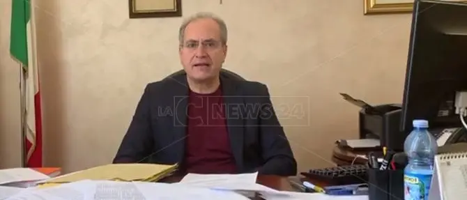 Lamezia, Comune rivela il nome di un contagiato: «Errore di un dipendente»