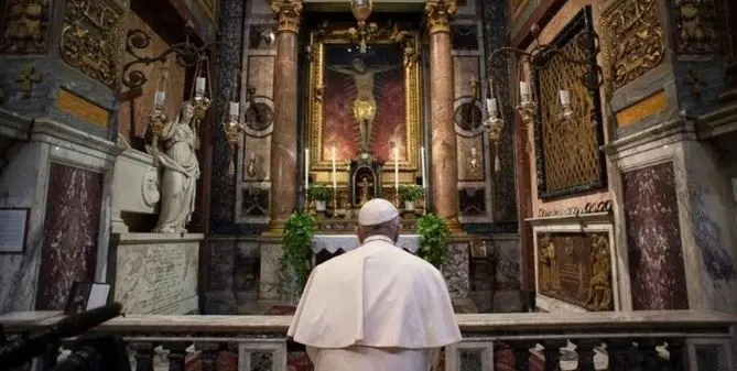 Papa Francesco: «L'emergenza sia di lezione, riscopriamo le piccole cose»