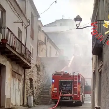 Incendio distrugge una casa nel Catanzarese, feriti padre e figlio