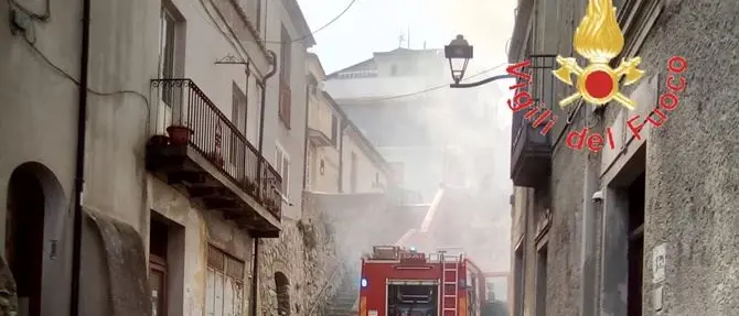 Incendio distrugge una casa nel Catanzarese, feriti padre e figlio