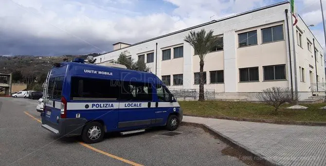 Lamezia, i sindacati: «Vigili al lavoro solo con mascherine conformi»