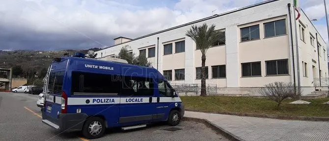 Lamezia, i sindacati: «Vigili al lavoro solo con mascherine conformi»