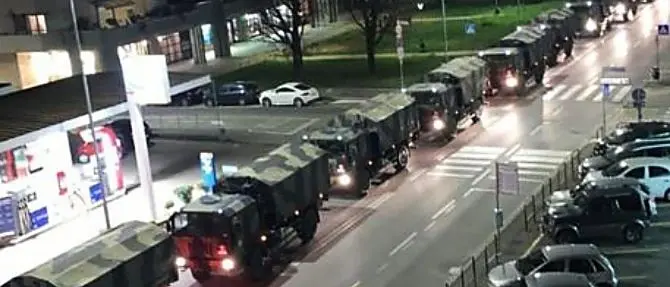 Coronavirus, a Bergamo troppi morti: l’esercito porta le bare fuori regione