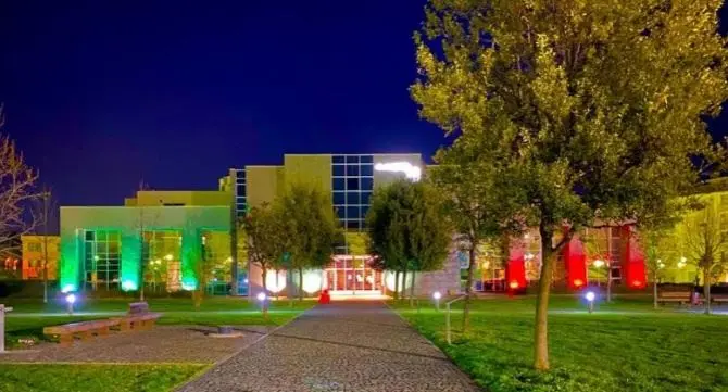 Rende, il Comune diventa tricolore. Il sindaco: «Restiamo uniti»