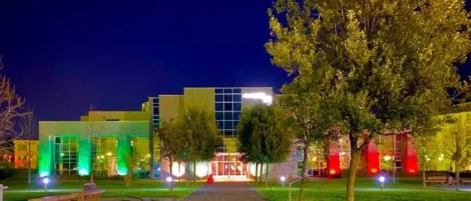 Rende, il Comune diventa tricolore. Il sindaco: «Restiamo uniti»