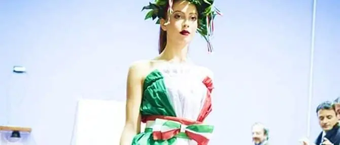 Moda e tricolore, l'abito di Greco simbolo dell'Italia che resiste
