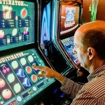 Lamezia, Meet Up e 5 Stelle: «Ludopatici pericolosi, stop a slot machine»