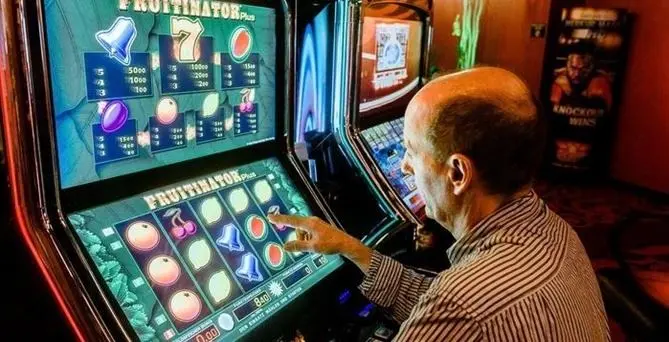 Lamezia, Meet Up e 5 Stelle: «Ludopatici pericolosi, stop a slot machine»