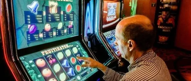 Lamezia, Meet Up e 5 Stelle: «Ludopatici pericolosi, stop a slot machine»