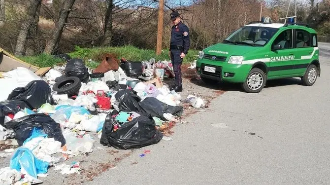 Abbandono di rifiuti in strada, ad Acri fototrappole inchiodano i lordazzi