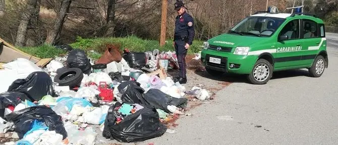 Abbandono di rifiuti in strada, ad Acri fototrappole inchiodano i lordazzi