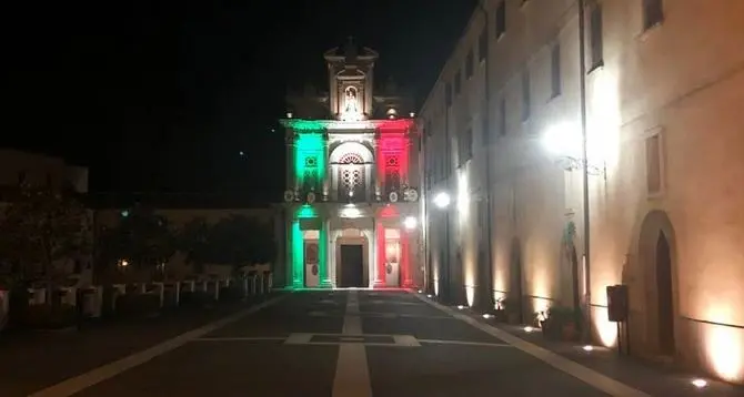 Paola, il santuario di San Francesco s’illumina con il Tricolore