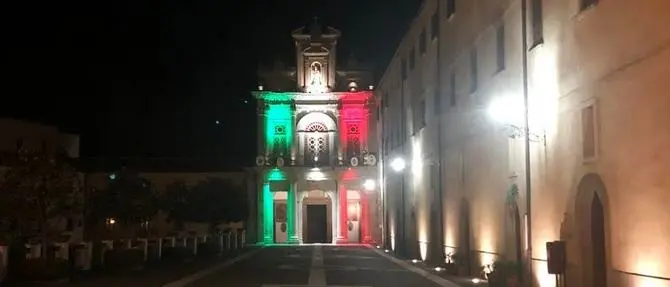 Paola, il santuario di San Francesco s’illumina con il Tricolore