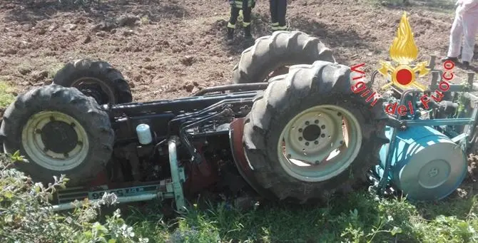 Lamezia Terme, un 40 enne muore schiacciato da un trattore