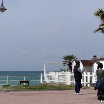 Falerna, chiusi lungomare e spiaggia. A passeggio entro 200 metri da casa