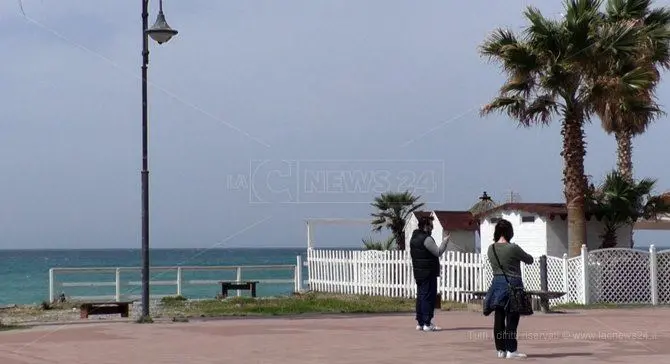 Falerna, chiusi lungomare e spiaggia. A passeggio entro 200 metri da casa