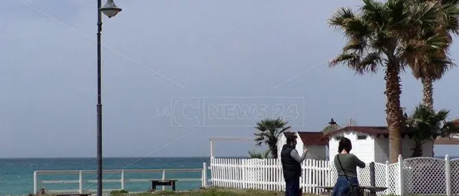 Falerna, chiusi lungomare e spiaggia. A passeggio entro 200 metri da casa