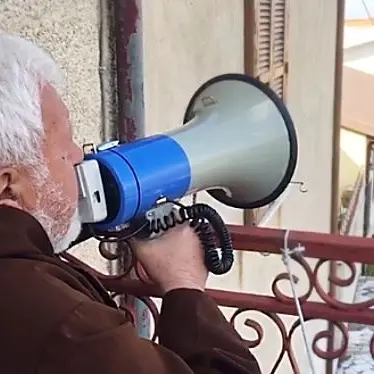 Nel Cosentino padre Fedele Bisceglia recita il rosario dal balcone di casa