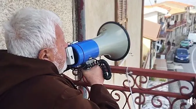 Nel Cosentino padre Fedele Bisceglia recita il rosario dal balcone di casa