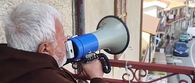 Nel Cosentino padre Fedele Bisceglia recita il rosario dal balcone di casa