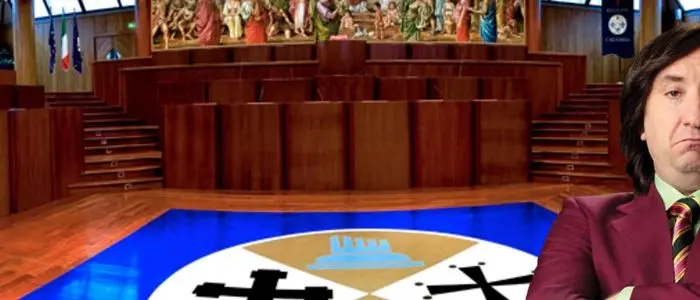 Il virus ha svelato l’inutilità dei politicanti. Tutti zitti, rintanati e regolarmente stipendiati