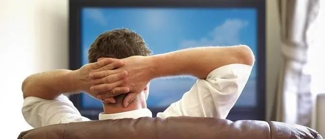 Crotone, infermiere “imboscato”: assunto e subito a casa in malattia