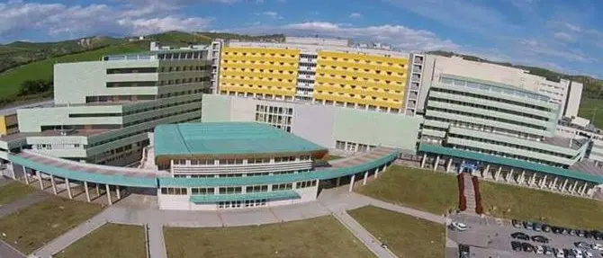 Coronavirus Catanzaro, paziente s'aggrava: trasferito dal Pugliese al policlinico