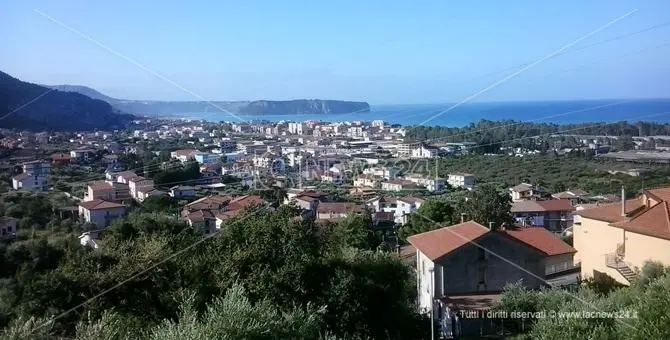 Coronavirus, chiusa anche Praia a Mare: strade bloccate da barriere di cemento
