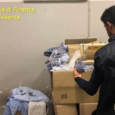 Fabbricava mascherine non idonee, denunciato commerciante a Cosenza