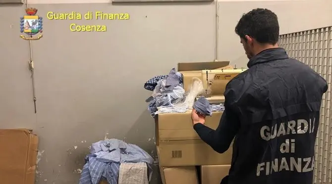 Fabbricava mascherine non idonee, denunciato commerciante a Cosenza