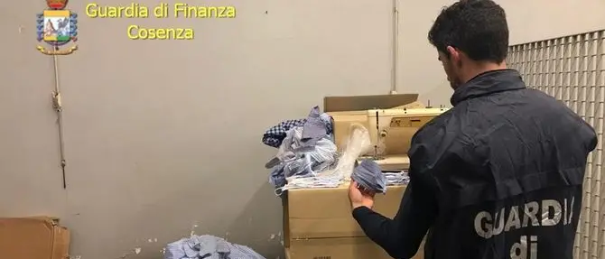 Fabbricava mascherine non idonee, denunciato commerciante a Cosenza