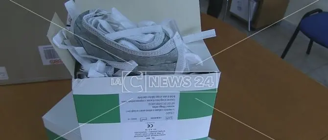 Cosenza, mille mascherine per l'ospedale in dono dal Comune