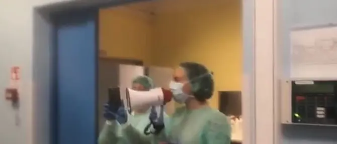 Coronavirus, parla il medico calabrese con il megafono: «È il momento di essere forti»