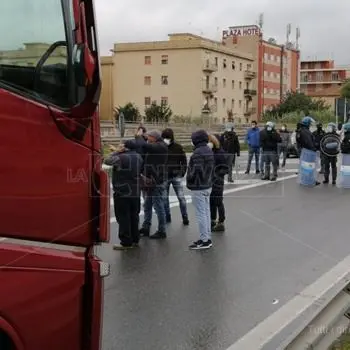 Tensione all'imbarco dei traghetti a Villa San Giovanni, bloccate 80 persone