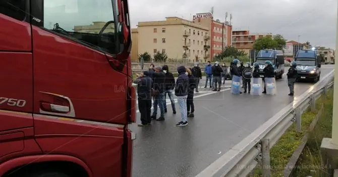 Tensione all'imbarco dei traghetti a Villa San Giovanni, bloccate 80 persone