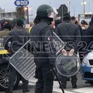 Reggio Calabria, situazione esplosiva a Villa. Falcomatà: «È il caos, Sicilia consenta sbarco»