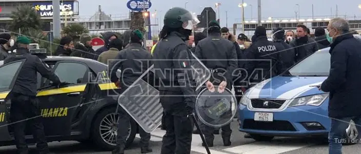 Reggio Calabria, situazione esplosiva a Villa. Falcomatà: «È il caos, Sicilia consenta sbarco»