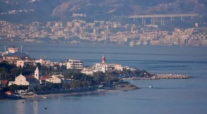 Donne, bambini e anziani sui traghetti di Villa San Giovanni per la Sicilia