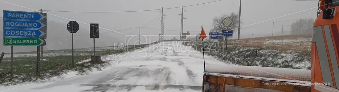 Neve di primavera, provincia di Cosenza imbiancata e temperatura in calo: foto