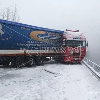 Autotreno di traverso sulla carreggiata, bloccata la Statale 107